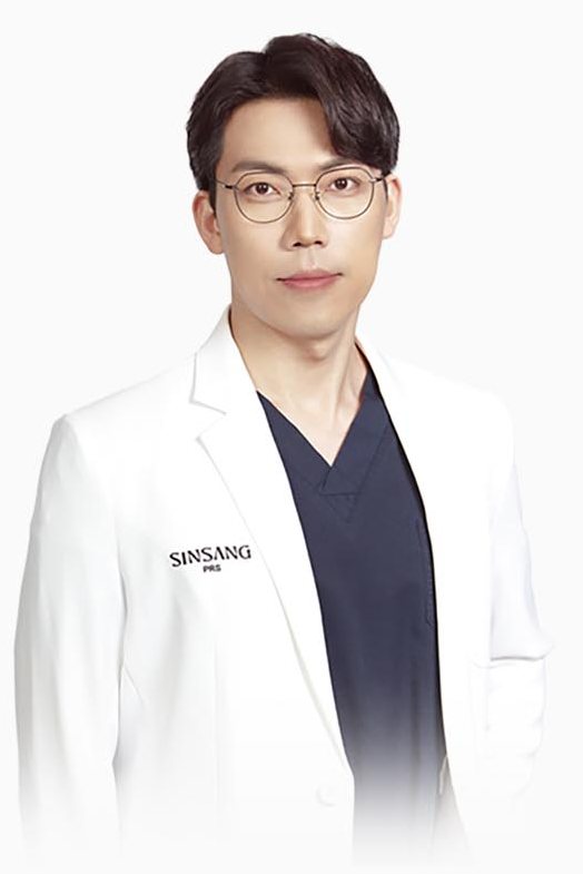 윤현식 원장(안경, 흰 가운·남색 수술복)