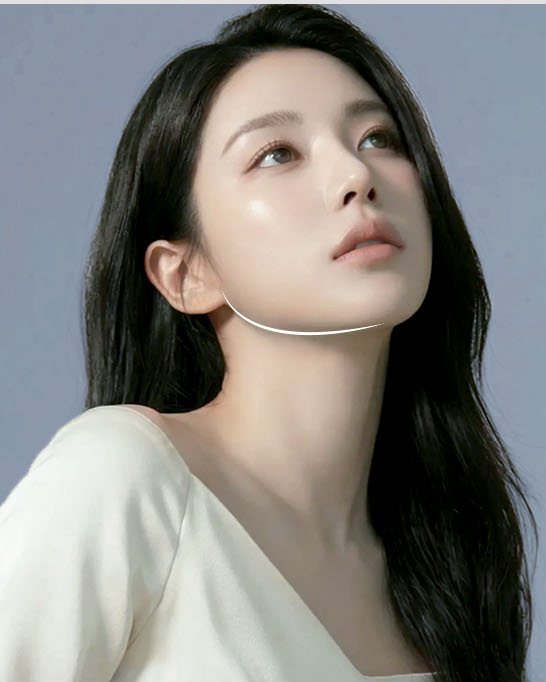 고개를 든 긴 머리 여성 모델, 턱선에 흰 곡선 표시