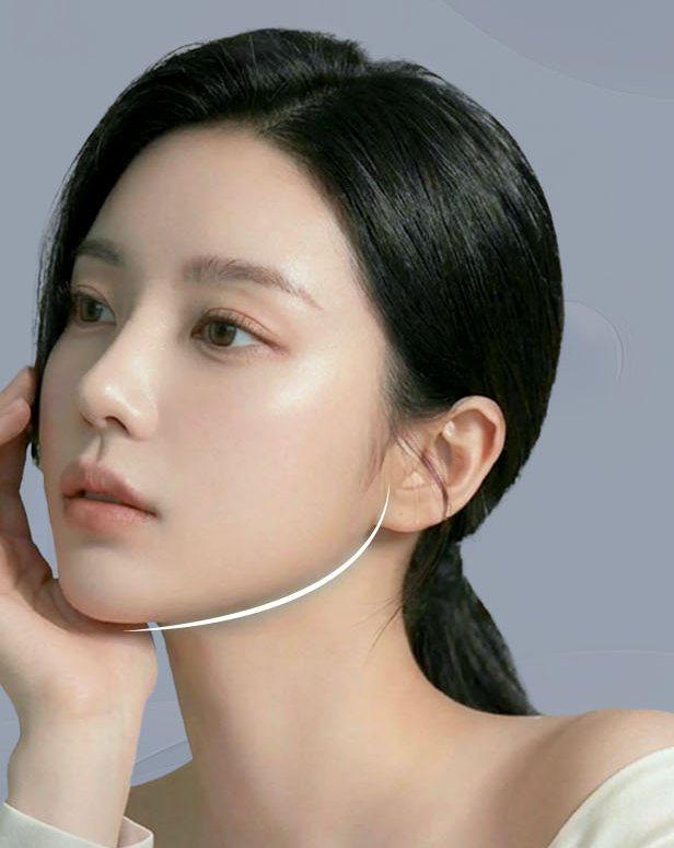 턱선에 손을 댄 여성 모델(아이보리 오프숄더) — 턱선 흰 곡선 표시