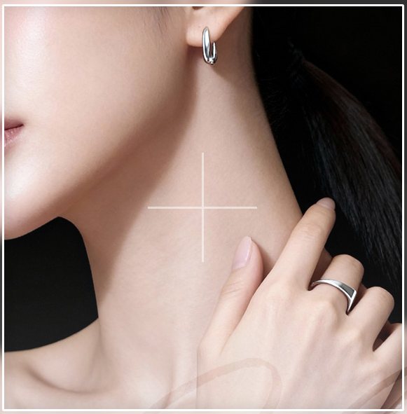 목선에 손을 올린 여성 모델(은색 귀걸이·반지) 프레임 사진