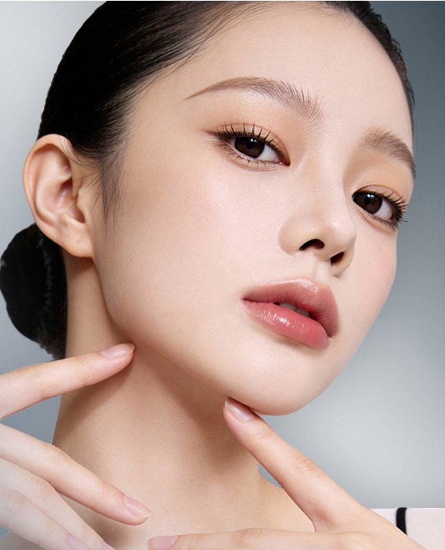 목에 손끝을 댄 여성 모델(쪽진 머리) — 글로우 넥 포스터 모델