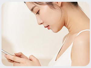 생활 습관 — 고개 숙여 스마트폰을 보는 여성
