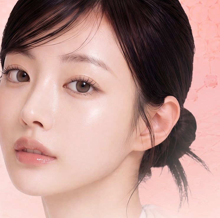 올림머리 여성 모델 얼굴(분홍 배경) — 츄잉 부스터 포스터 모델