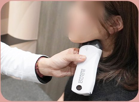 턱 아래에 초음파 프로브를 대고 검진하는 모습