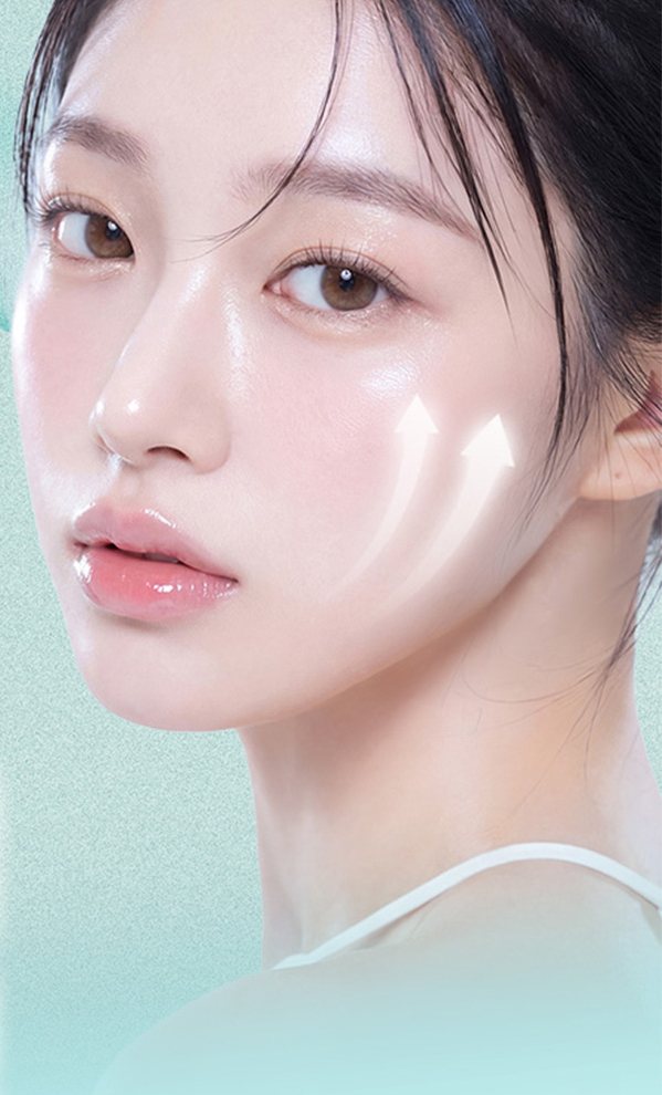 민트 배경의 젊은 여성 모델 얼굴(볼 위 리프팅 화살표)