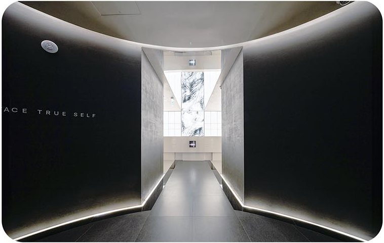 FACE TRUE SELF 문구가 있는 입구 복도