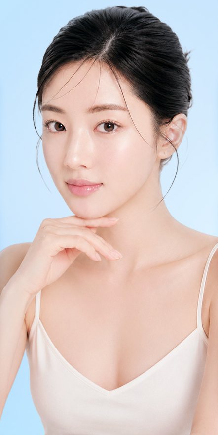 턱을 괸 여성 모델(흰 민소매)