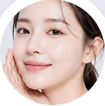 짧은 다운타임 — 볼에 손을 댄 여성 모델