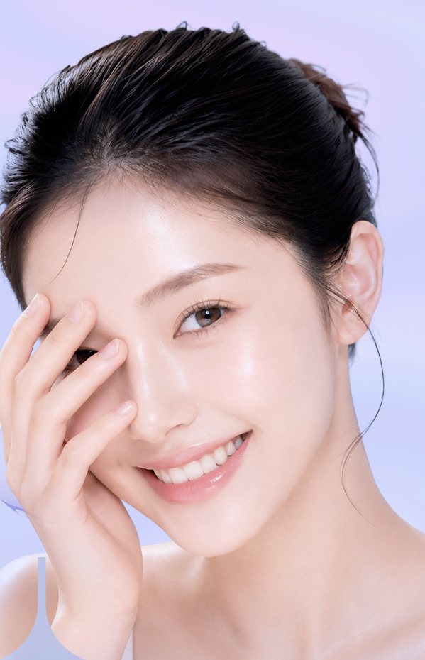한 손으로 한쪽 눈을 가리고 웃는 여성 모델(보라빛 배경)