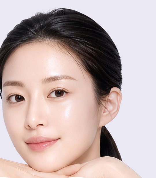 두 손 위에 턱을 올린 여성 모델