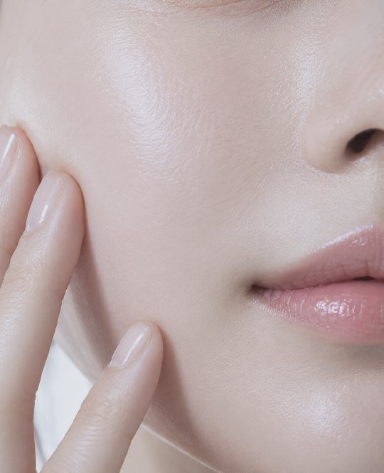 볼에 손끝을 댄 여성 모델 얼굴 클로즈업