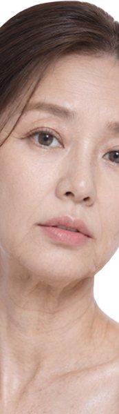 처진 얼굴·목 피부를 보여주는 여성 모델(얼굴 중앙 세로 띠)