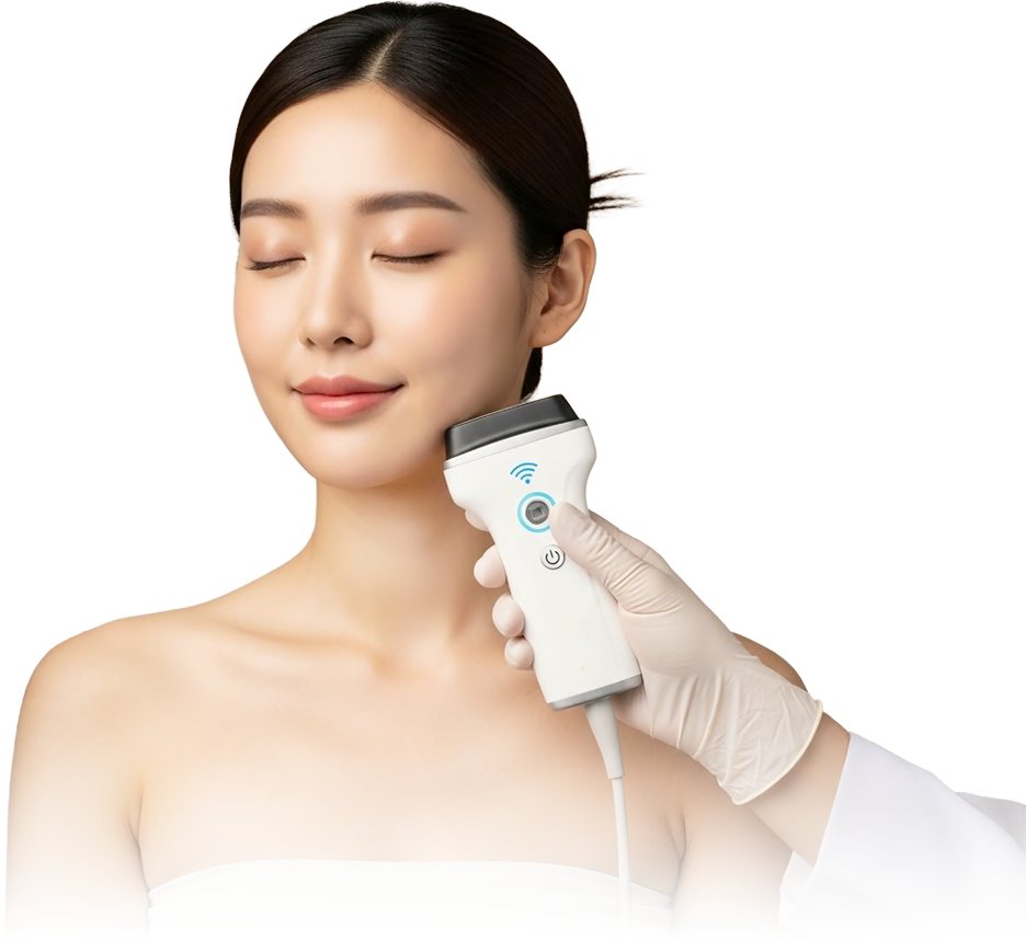 초음파 진단 장비를 얼굴·목에 대고 검진받는 여성 모델