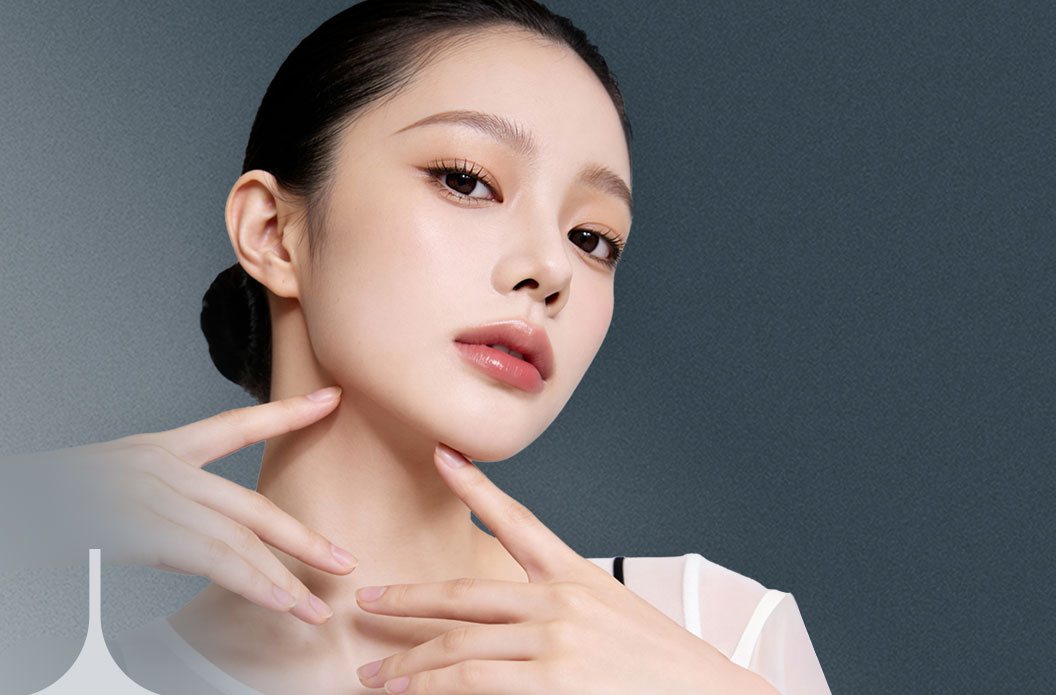 양손으로 목선을 감싼 여성 모델