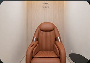 갈색 리클라이너가 놓인 회복실