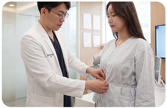 전문의가 환자 가슴 둘레를 재는 상담 장면