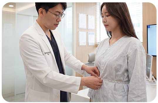 전담의 상담 - 환자 체형을 확인하는 의료진