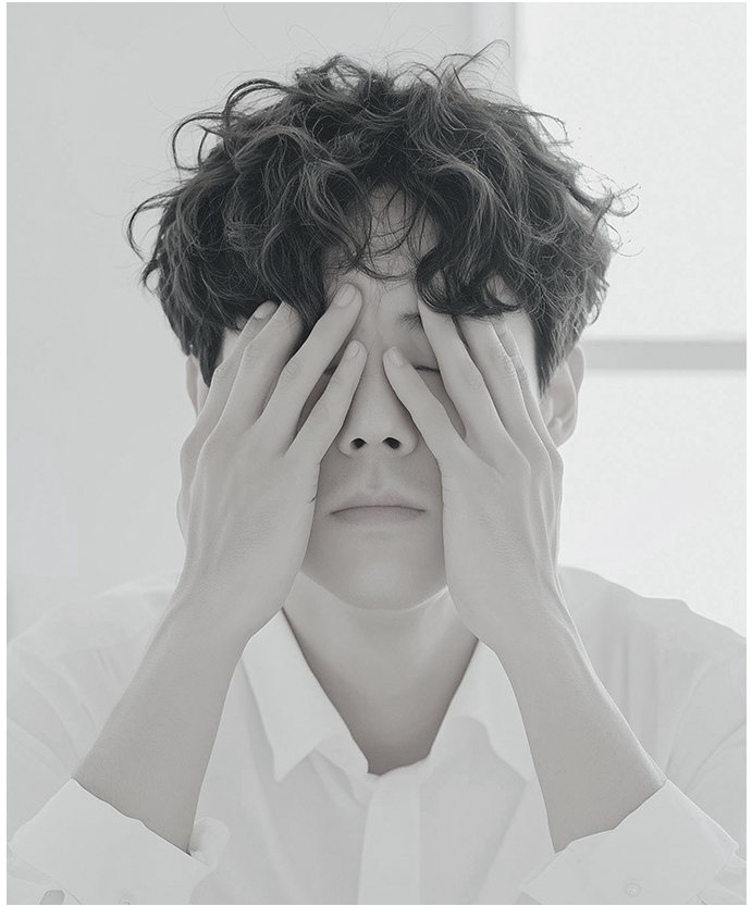 두 손으로 얼굴을 감싼 피로한 남성(흑백)