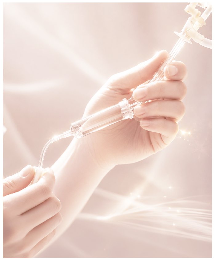 수액 라인을 잡고 있는 손