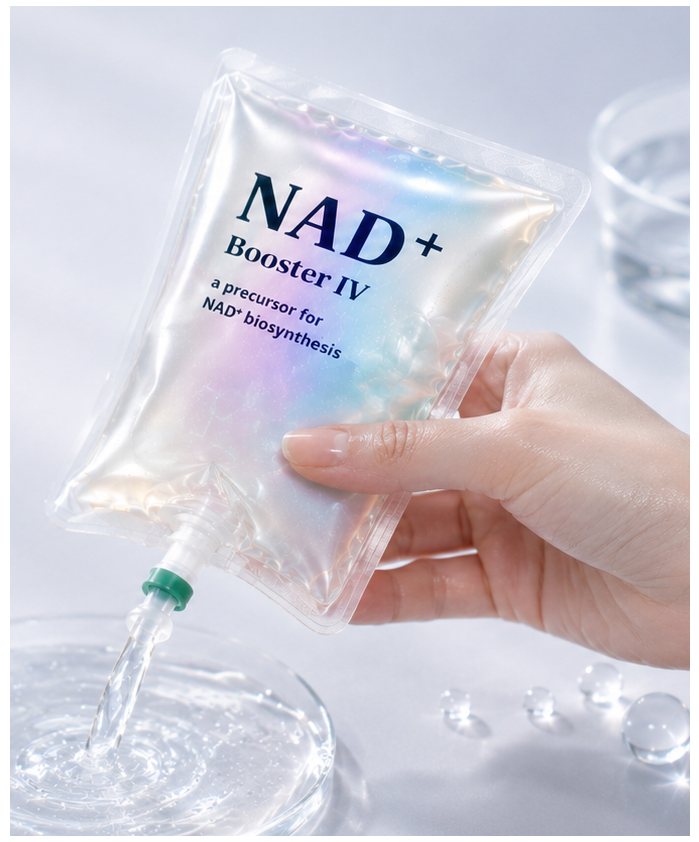 손에 든 NAD+ Booster IV 수액 팩