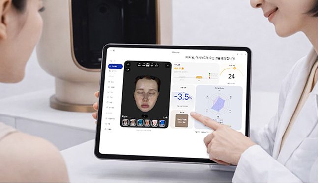 태블릿으로 AI 피부진단 결과를 설명하는 의료진