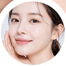 볼에 손을 댄 모델 얼굴
