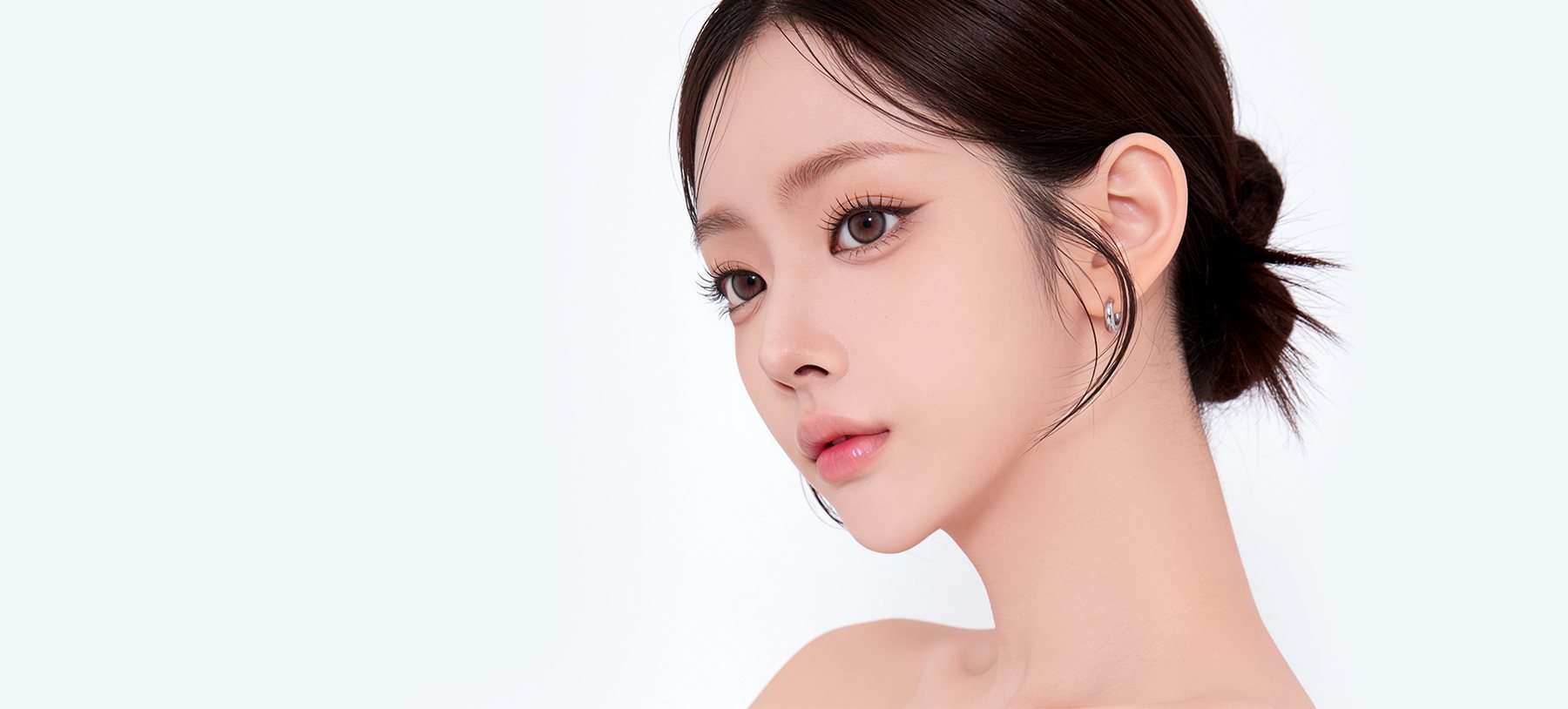 측면 얼굴 라인이 보이는 모델