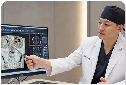 3D CT 영상을 분석하는 의료진