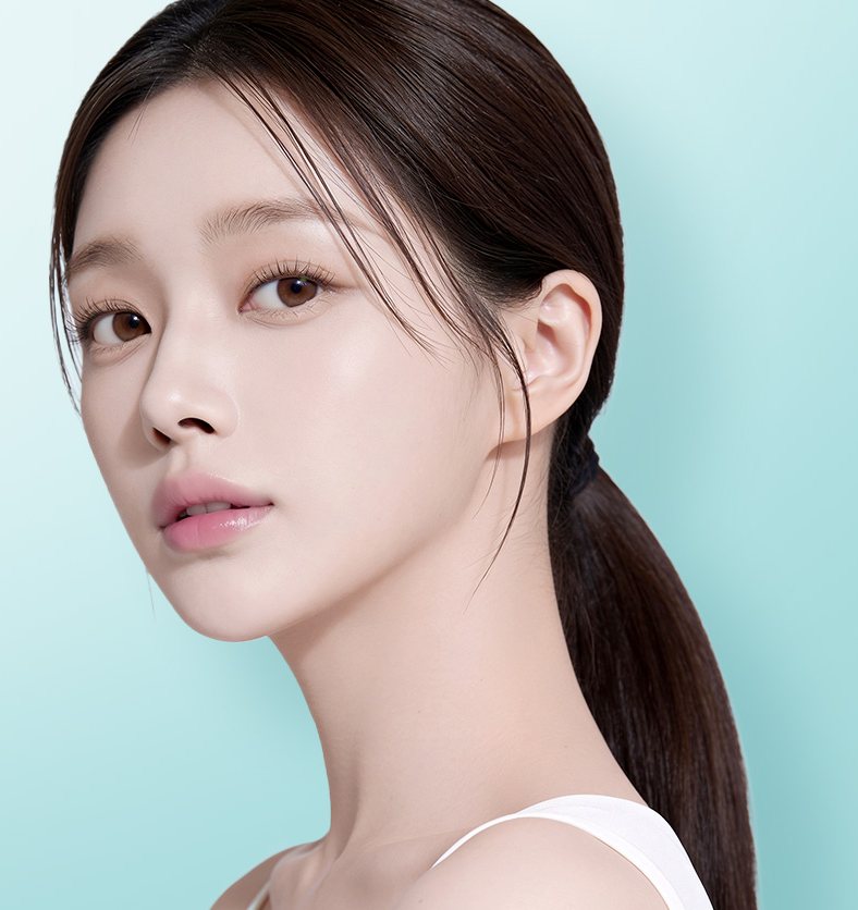 옆을 바라보는 여성 모델
