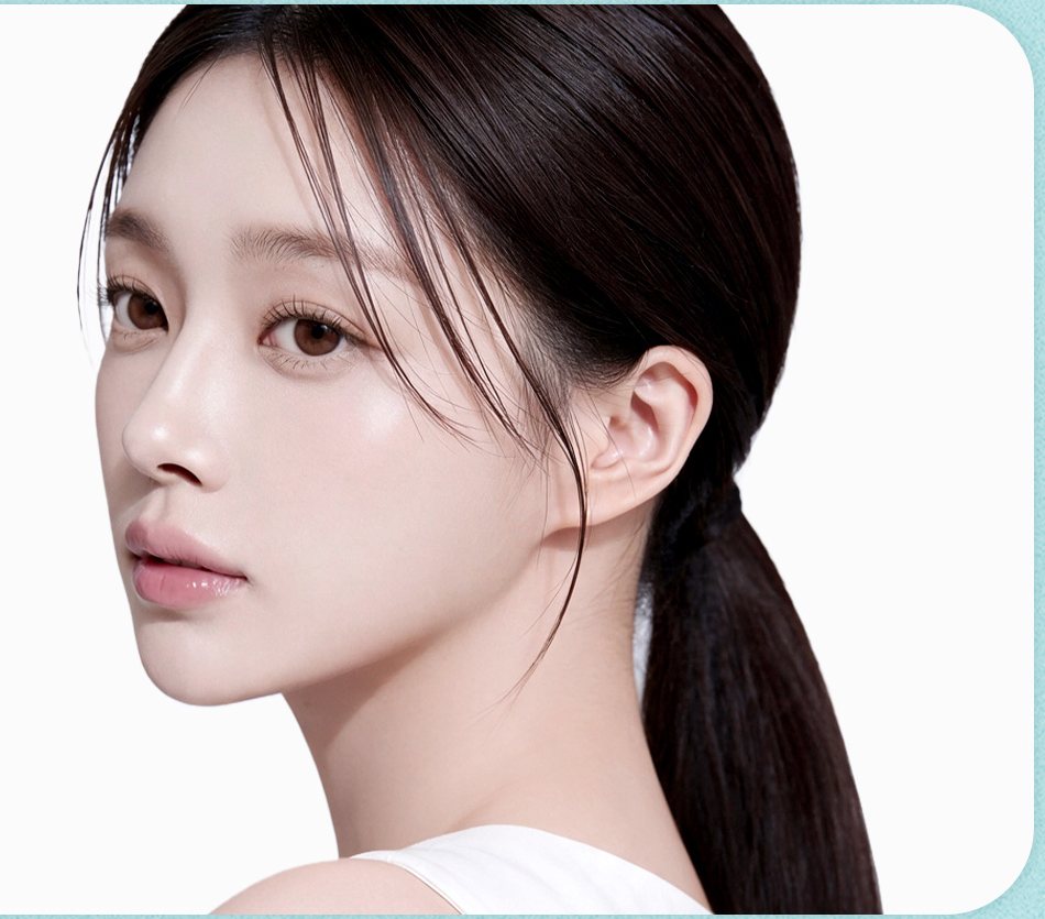 옆을 바라보는 긴 생머리 여성 모델