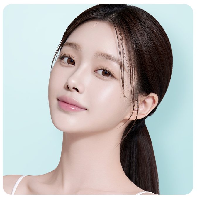 하늘색 배경의 여성 모델