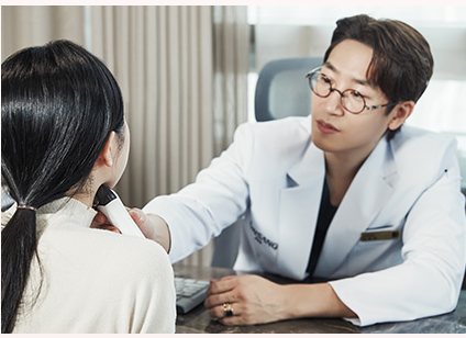 환자 턱밑을 진료하는 의료진