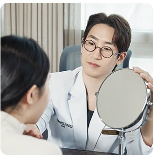 거울로 상담하는 의료진