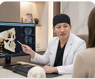 CT 영상을 분석하는 의료진