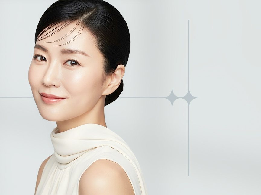 미소 짓는 중년 여성 모델
