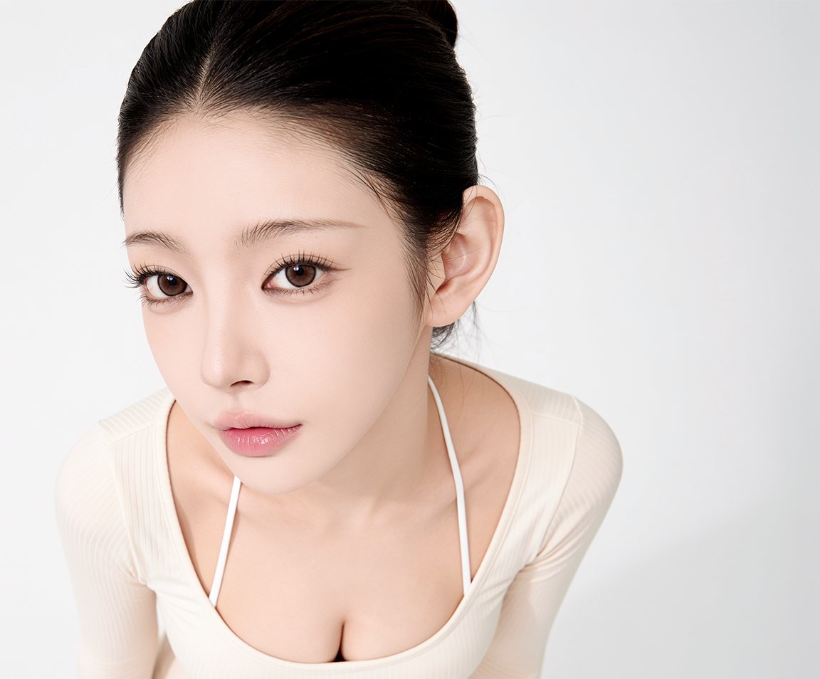 몸을 숙여 정면을 보는 여성 모델
