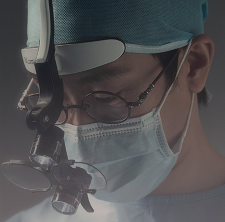 수술 중인 대표원장 이영재(루페 착용)