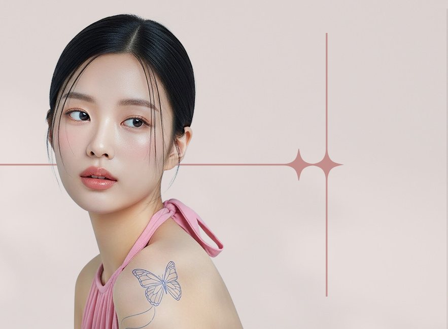 어깨에 나비 문신이 있는 모델