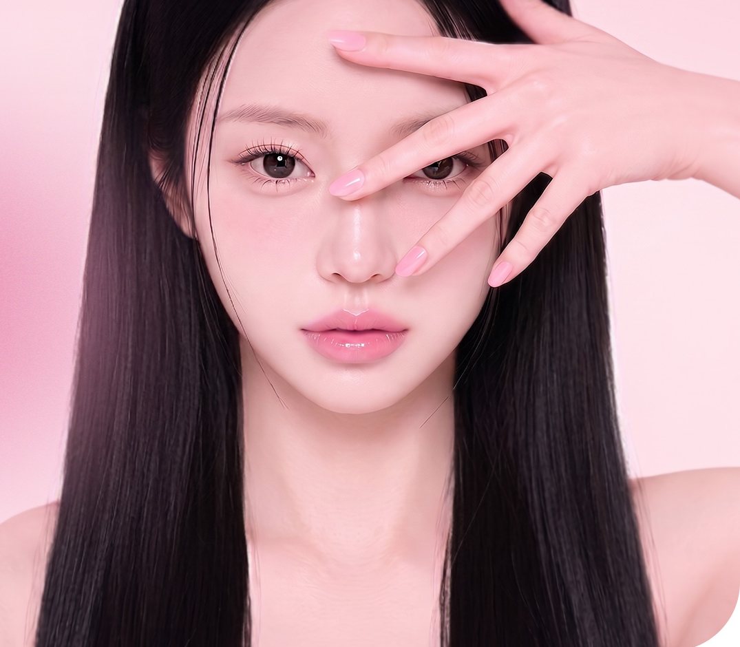 손가락 사이로 눈을 보여 주는 모델(히어로)