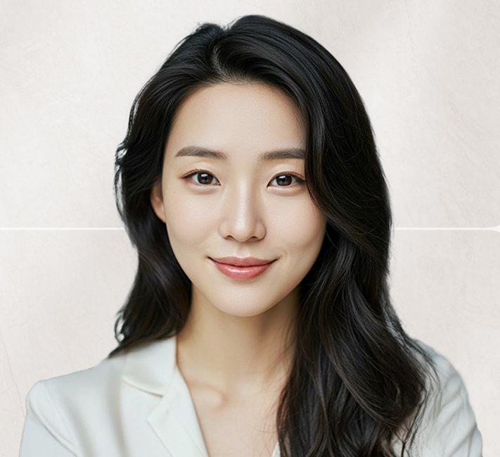 흰 재킷을 입은 중년 여성 모델(히어로)