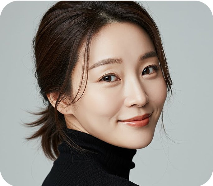 검은 터틀넥의 중년 여성 모델