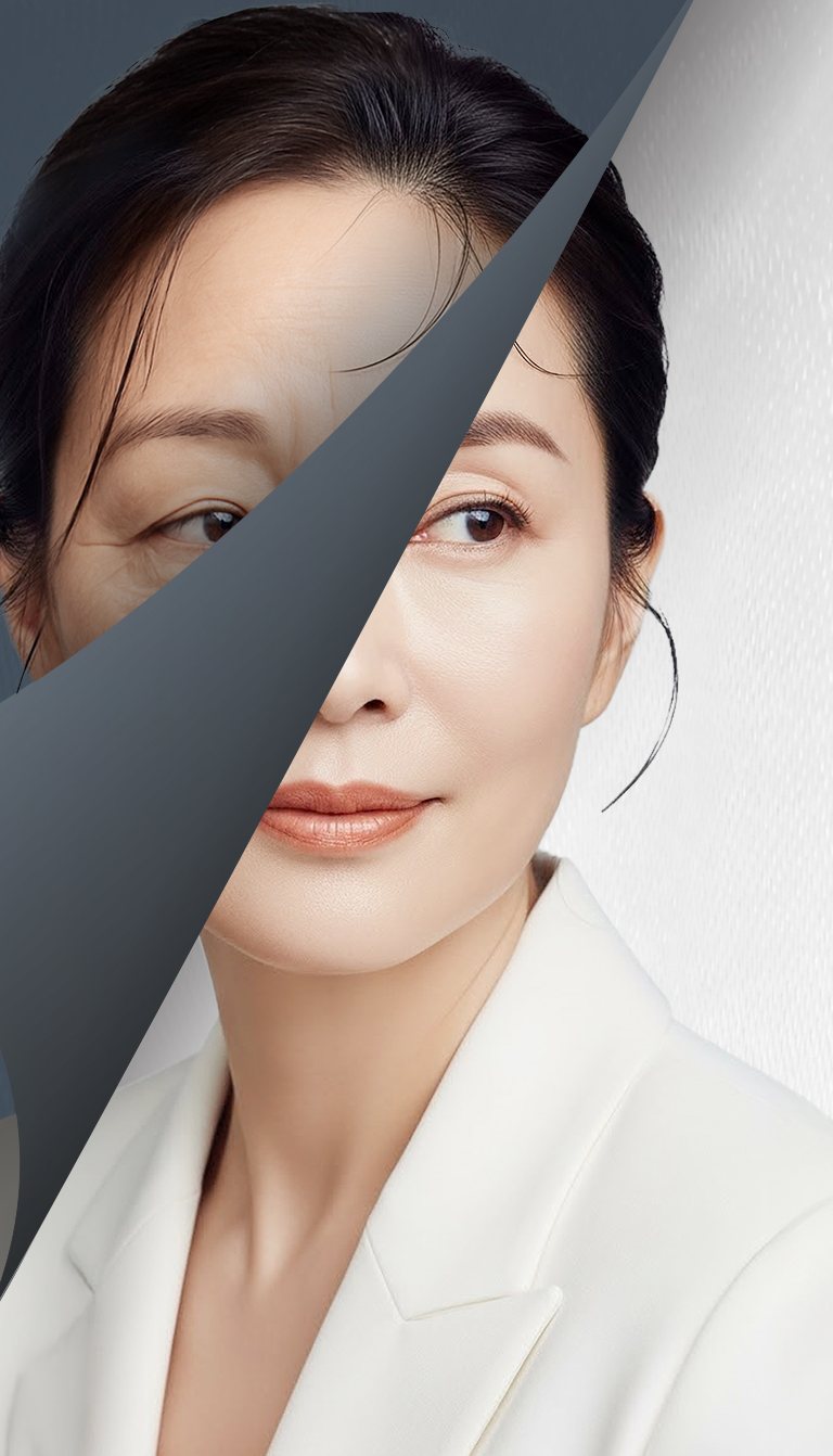 얼굴 절반이 젊어지는 효과를 표현한 중년 여성 모델