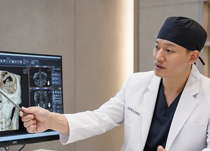 모니터로 CT 영상을 설명하는 의료진