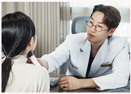 환자의 턱을 진찰하는 의료진