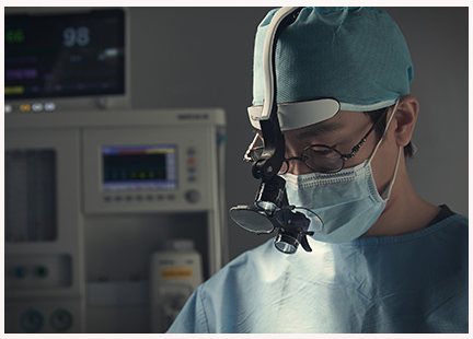수술 중인 의료진