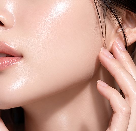 귀 옆에 손을 댄 모델 클로즈업